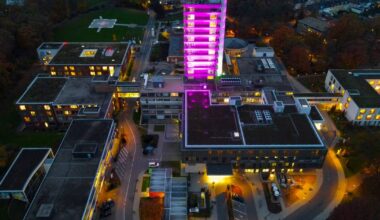 Elisabeth-Krankenhaus in Rheydt leutet lila am Welttag für Frühgeborene