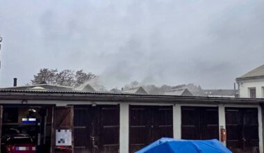 Auto in einem Fahrzeug-Handel brennt: Einsatz in Wuppertal