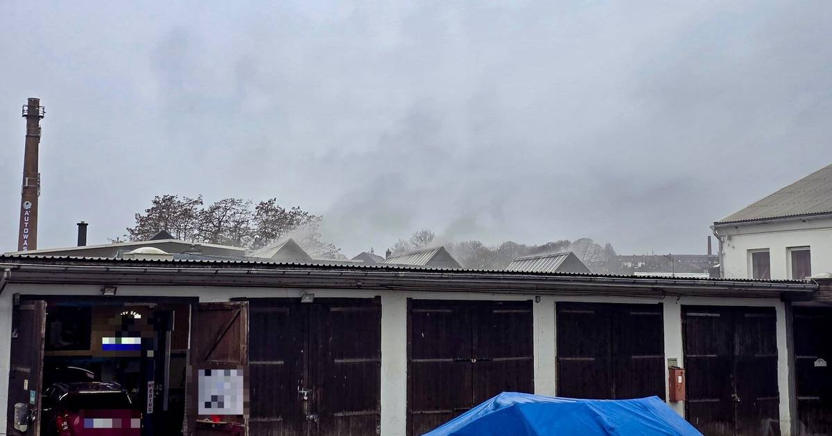 Auto in einem Fahrzeug-Handel brennt: Einsatz in Wuppertal