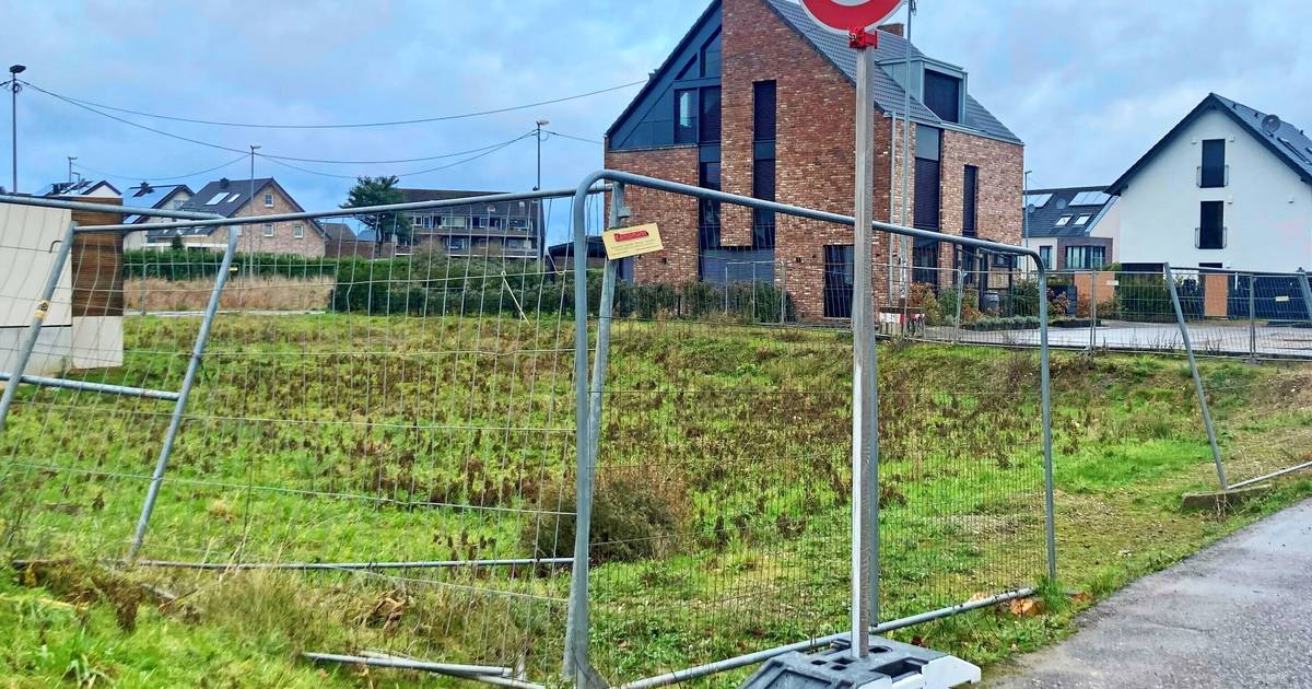 Stadt bringt Zebrastreifen an der Einfahrt zur Neubausiedlung auf