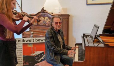 Der Flügel von Popstar Chris Andrews steht ab sofort im Ibach-Haus