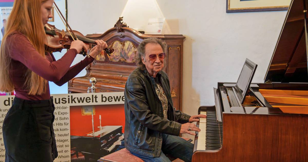 Der Flügel von Popstar Chris Andrews steht ab sofort im Ibach-Haus