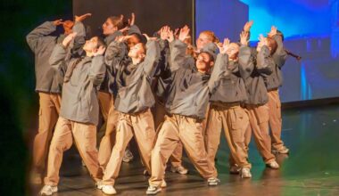 13 junge Akteure zeigten die Performance „Shadows“ im alten Schauspielhaus 