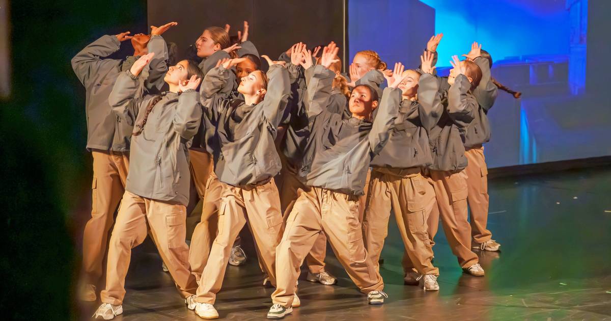 13 junge Akteure zeigten die Performance „Shadows“ im alten Schauspielhaus 