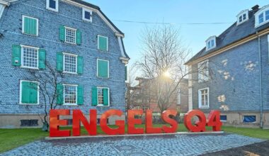 Rote Buchstaben stehen am Engels-Haus in Wuppertal