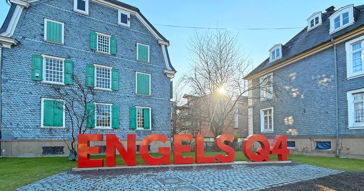 Rote Buchstaben stehen am Engels-Haus in Wuppertal