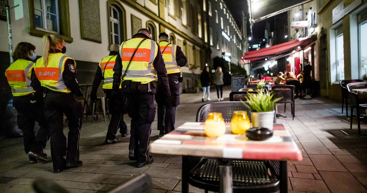 Betrunkener fährt mit Auto in die Fußgängerzone