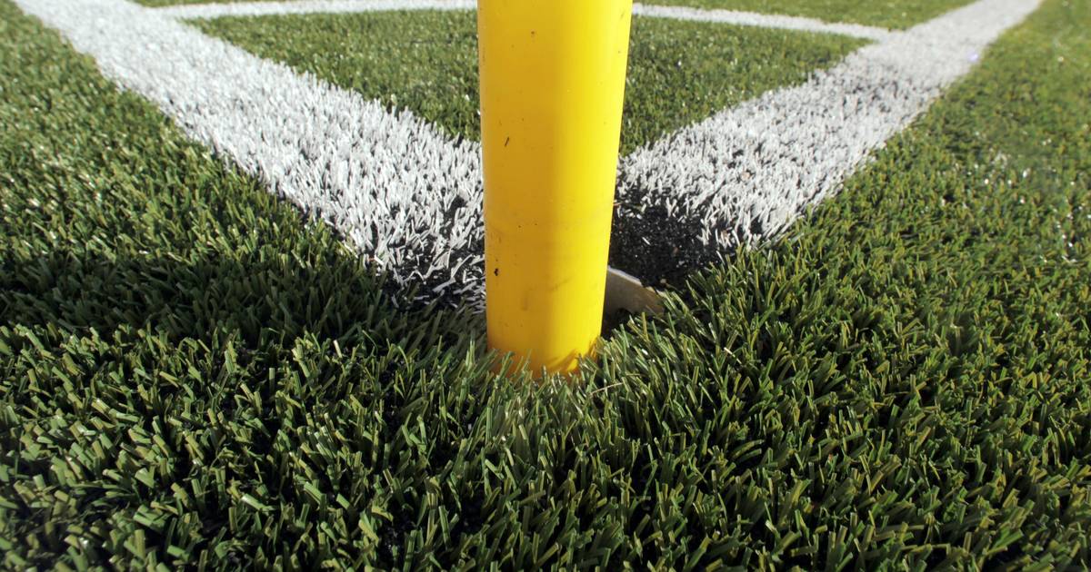 Auf fünf Sportplätzen wird der Kunstrasen ausgetauscht