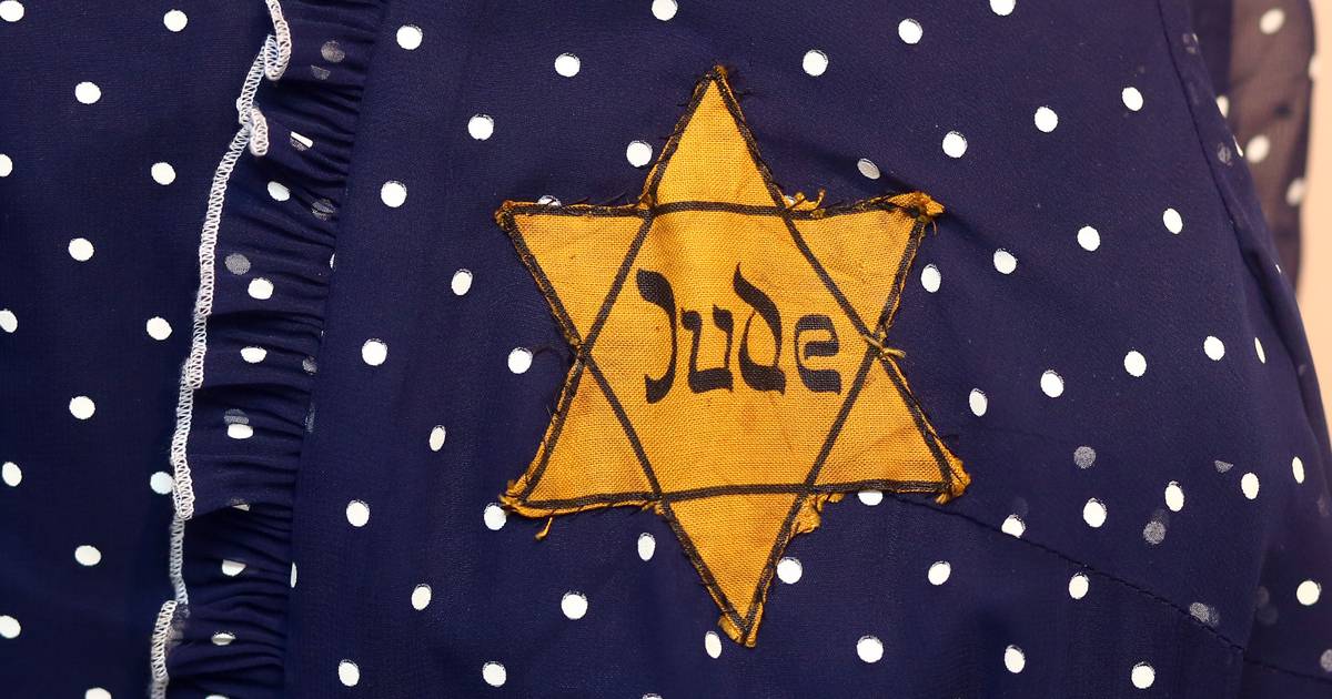 Auktionshaus aus Düsseldorf versteigert "Judensterne" und KZ-Ausweise