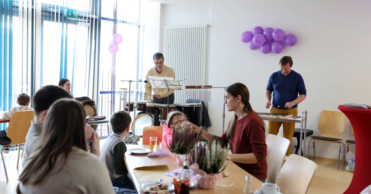 Frühchen und Eltern terffen sich im "Eli"