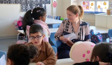 Staatssekretär Urban Mauer und OB Miriam Scherff besuchen Grundschule Gebhardtstraße in Wuppertal