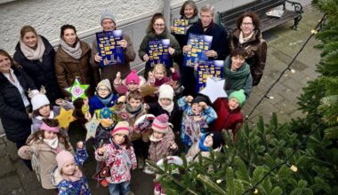 Feuerwehr hilft Kindern beim Weihnachtsbaum-Schmücken in Düsseldorf