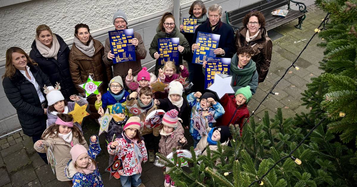 Feuerwehr hilft Kindern beim Weihnachtsbaum-Schmücken in Düsseldorf