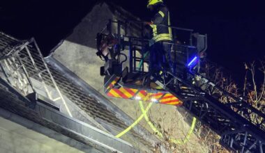 Feuerwehr Mönchengladbach löscht Brand auf Balkon an Mehrfamilienhaus