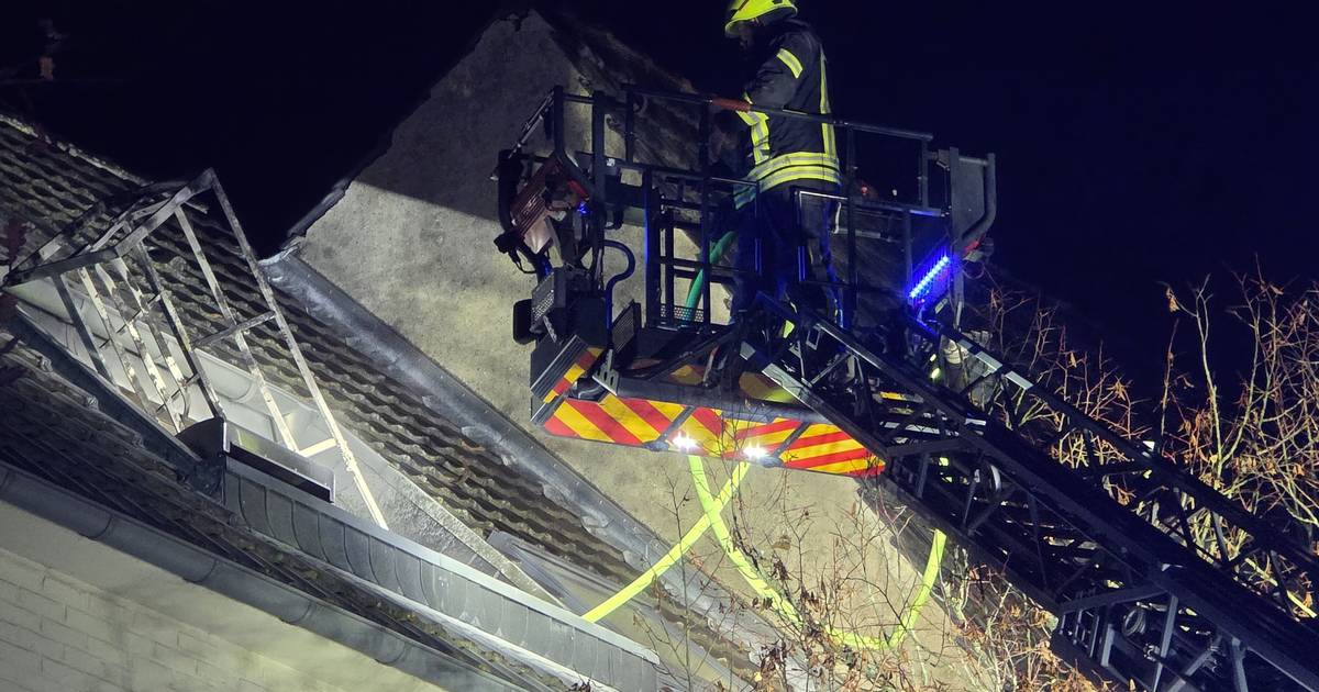 Feuerwehr Mönchengladbach löscht Brand auf Balkon an Mehrfamilienhaus