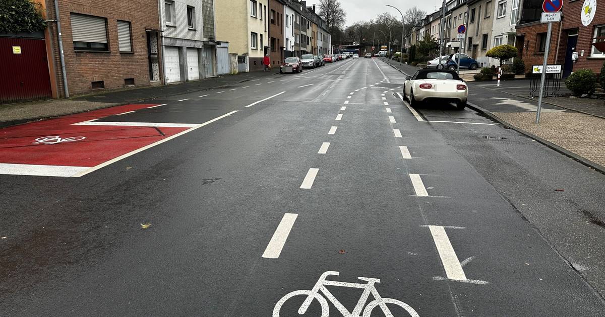 Klagen über neuen Radstreifen auf Berliner Straße