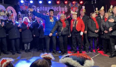 Große Party auf dem Remigiusplatz zum Karnevalsauftakt