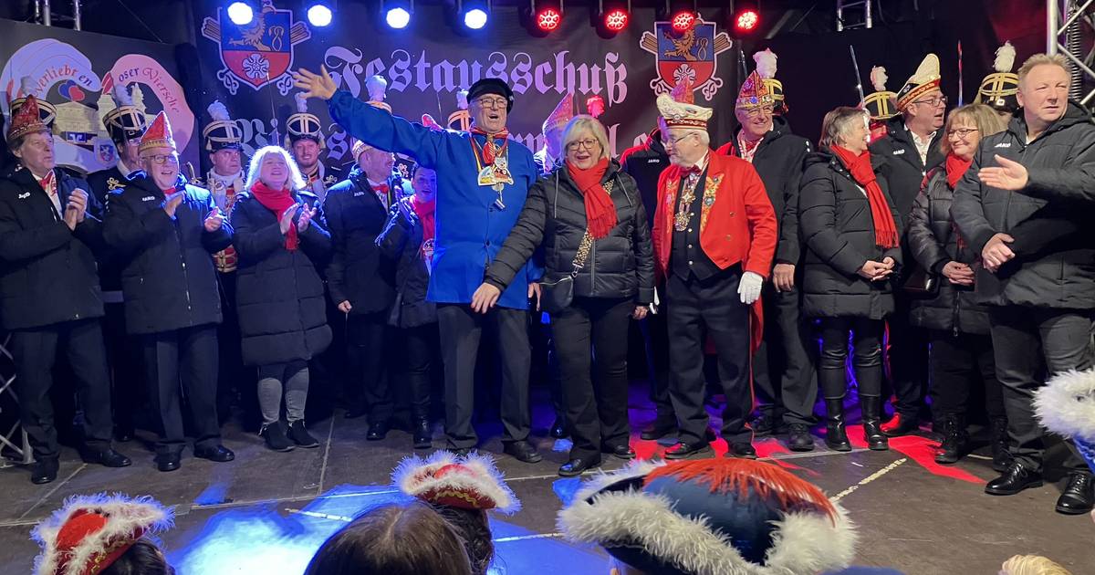 Große Party auf dem Remigiusplatz zum Karnevalsauftakt