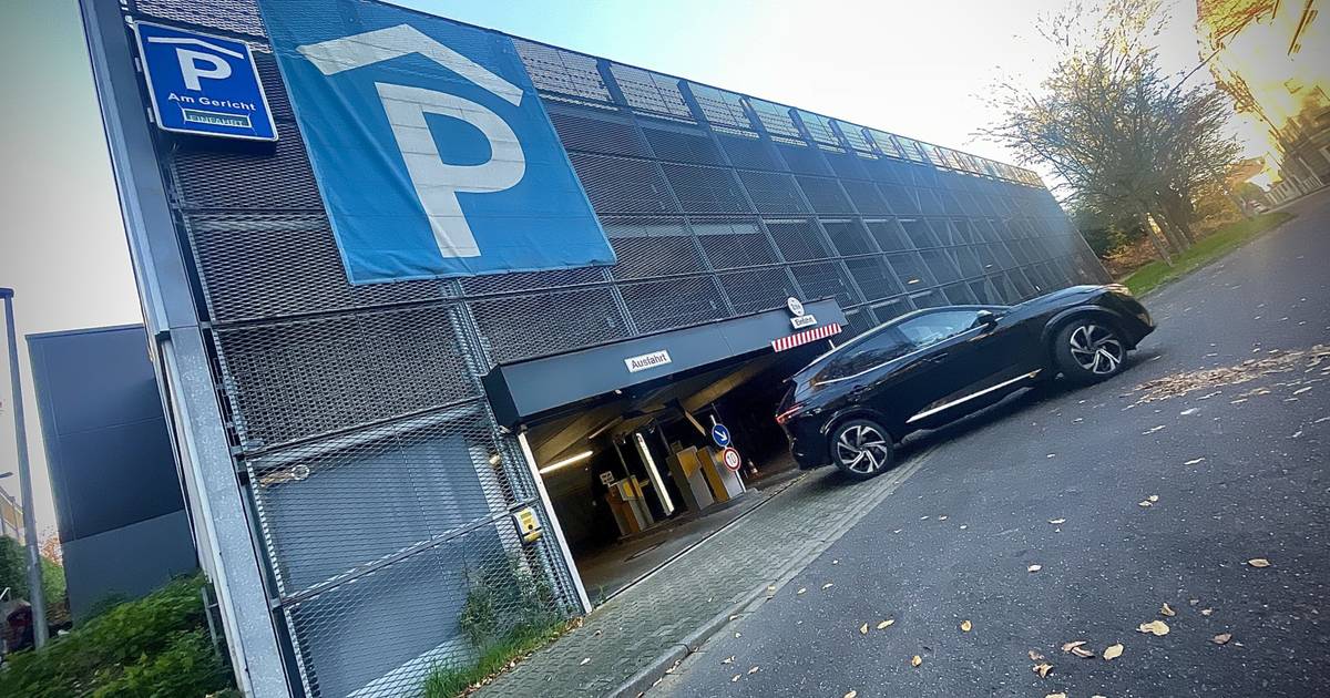 Parkhaus am Landgericht wird abgerissen an der Rheinbahnstraße