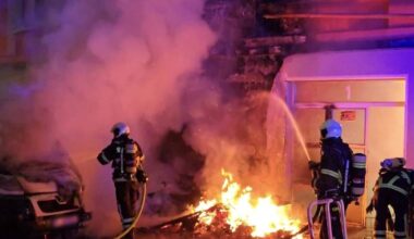 Sperrmüllbrand in Wuppertal greift auf Auto und Haus über