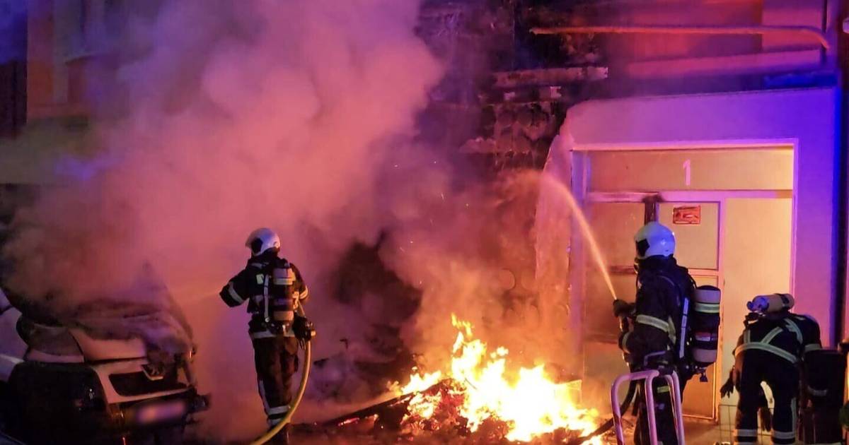 Sperrmüllbrand in Wuppertal greift auf Auto und Haus über