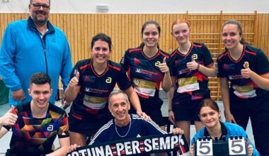 Fan von Fortuna Düsseldorf feuert die DJK Holzbüttgen in Kellinghusen an