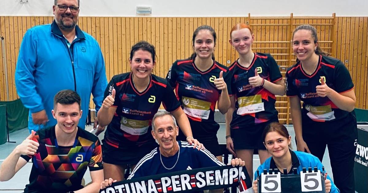 Fan von Fortuna Düsseldorf feuert die DJK Holzbüttgen in Kellinghusen an