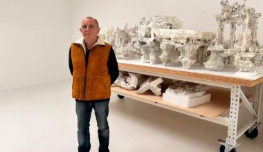 Künstler aus Beuel erklärt Bildhauerei