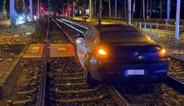 Auto fährt in den Gleisbereich der Stadtbahn