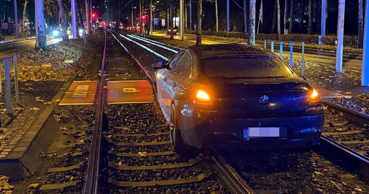 Auto fährt in den Gleisbereich der Stadtbahn