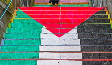 Papierstreifen verdecken bunte Farben der Holsteiner Treppe