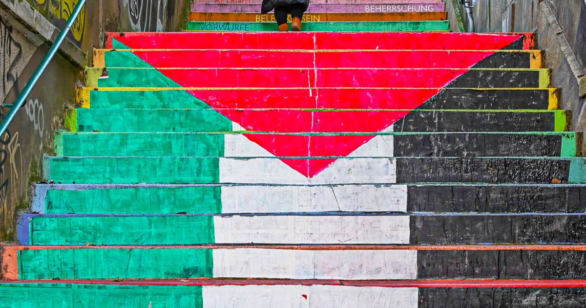 Papierstreifen verdecken bunte Farben der Holsteiner Treppe