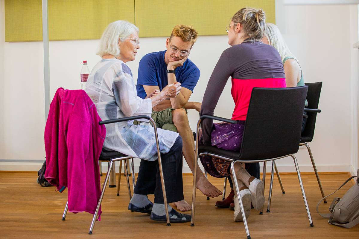 Bei dem Projekt kommen Interessierte in Gruppen ins Gespräch.   