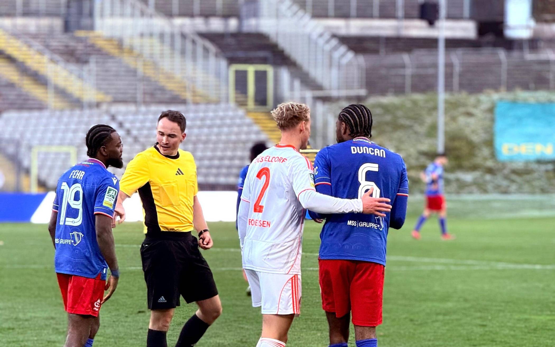 Kurz vor Schluss sah zu allem Überfluss Dominic Duncan (r.) noch die Rote Karten.