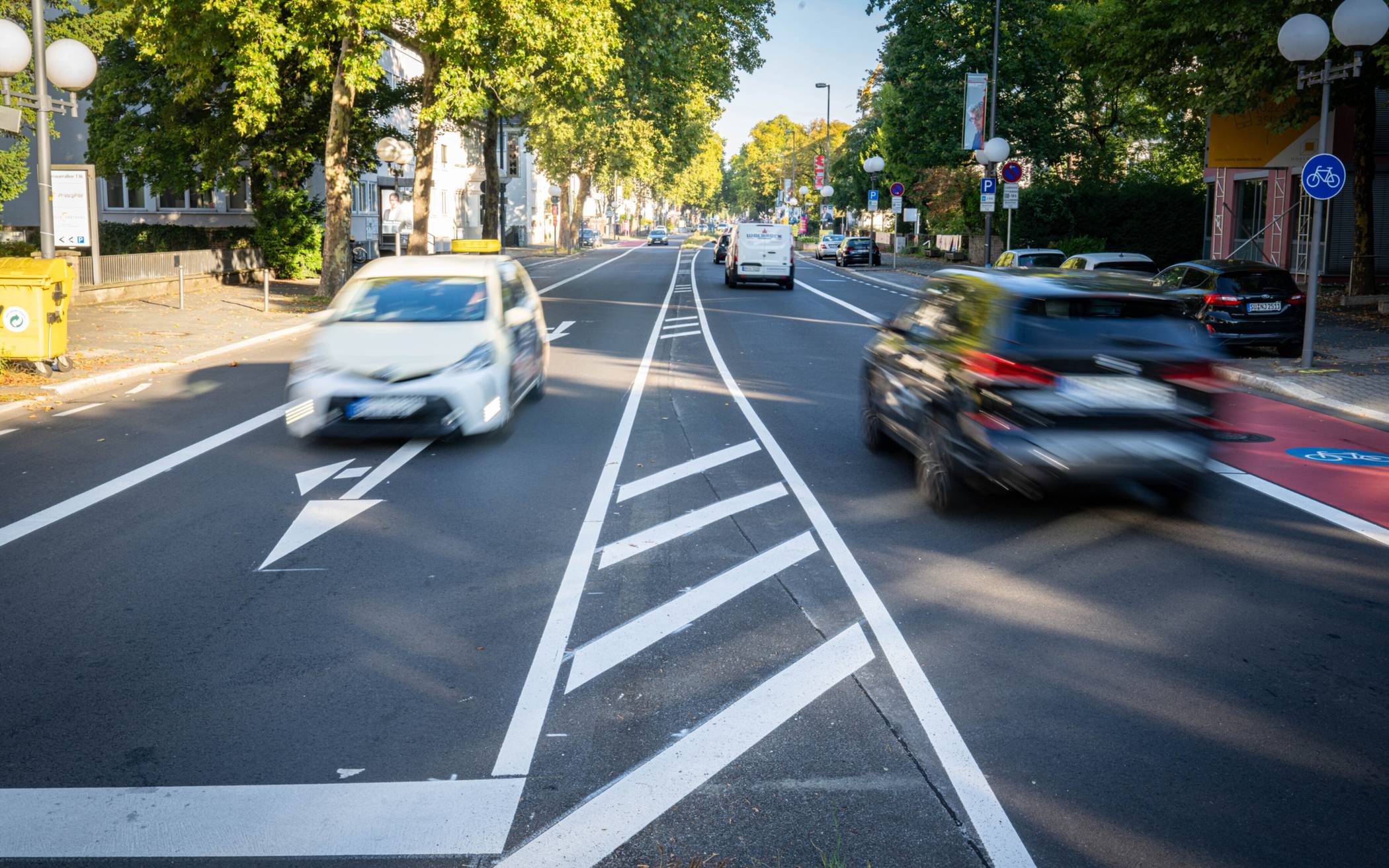 Blick auf die neu gestaltete Adenauerallee. Außerhalb des Berufsverkehrs rollt es meist.
