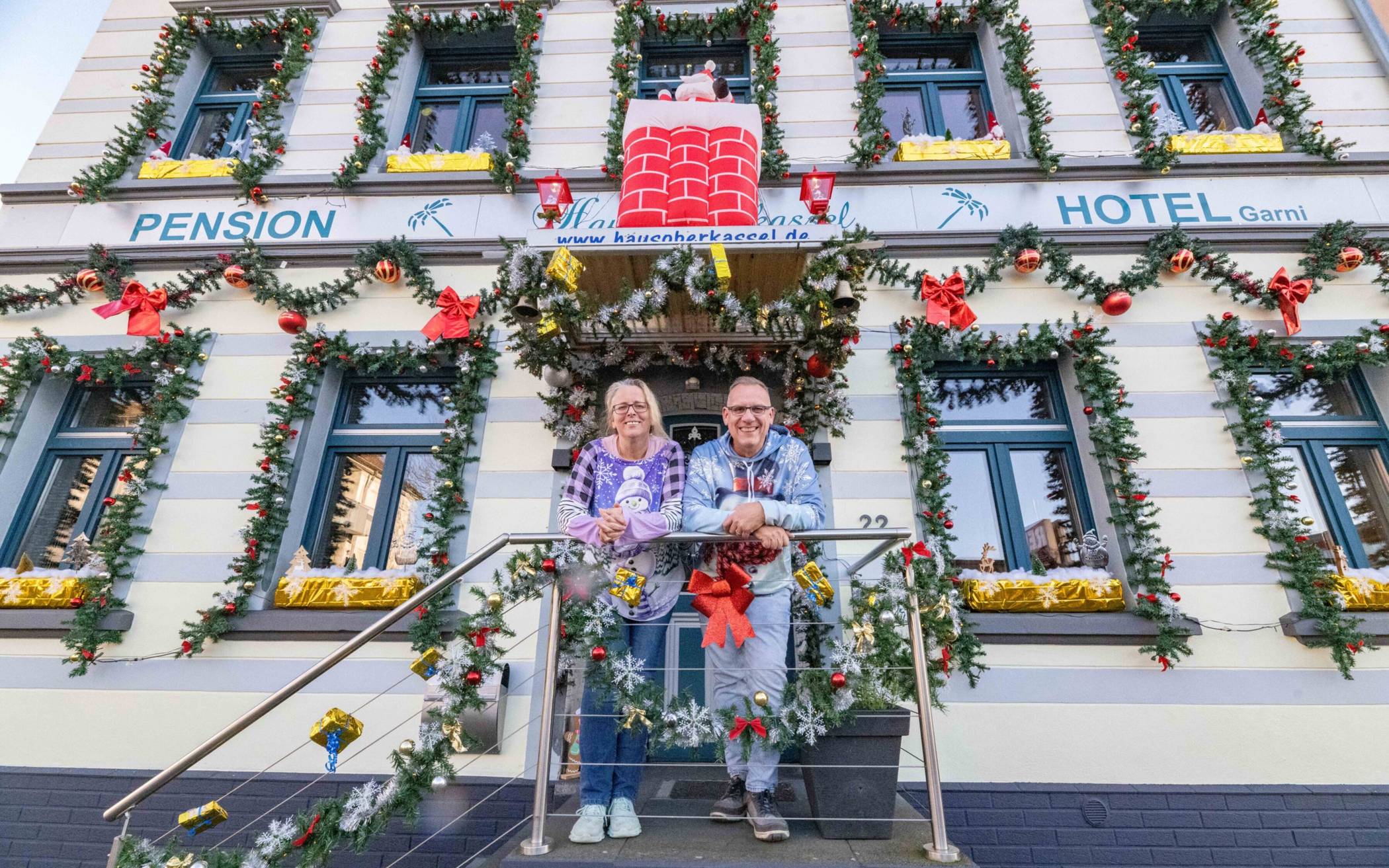 Jedes Jahr kommen neue Dekoartikel dazu: Gilla und Ralf Laubenthal schmücken ihr Haus in Oberkassel bereits im Oktober.