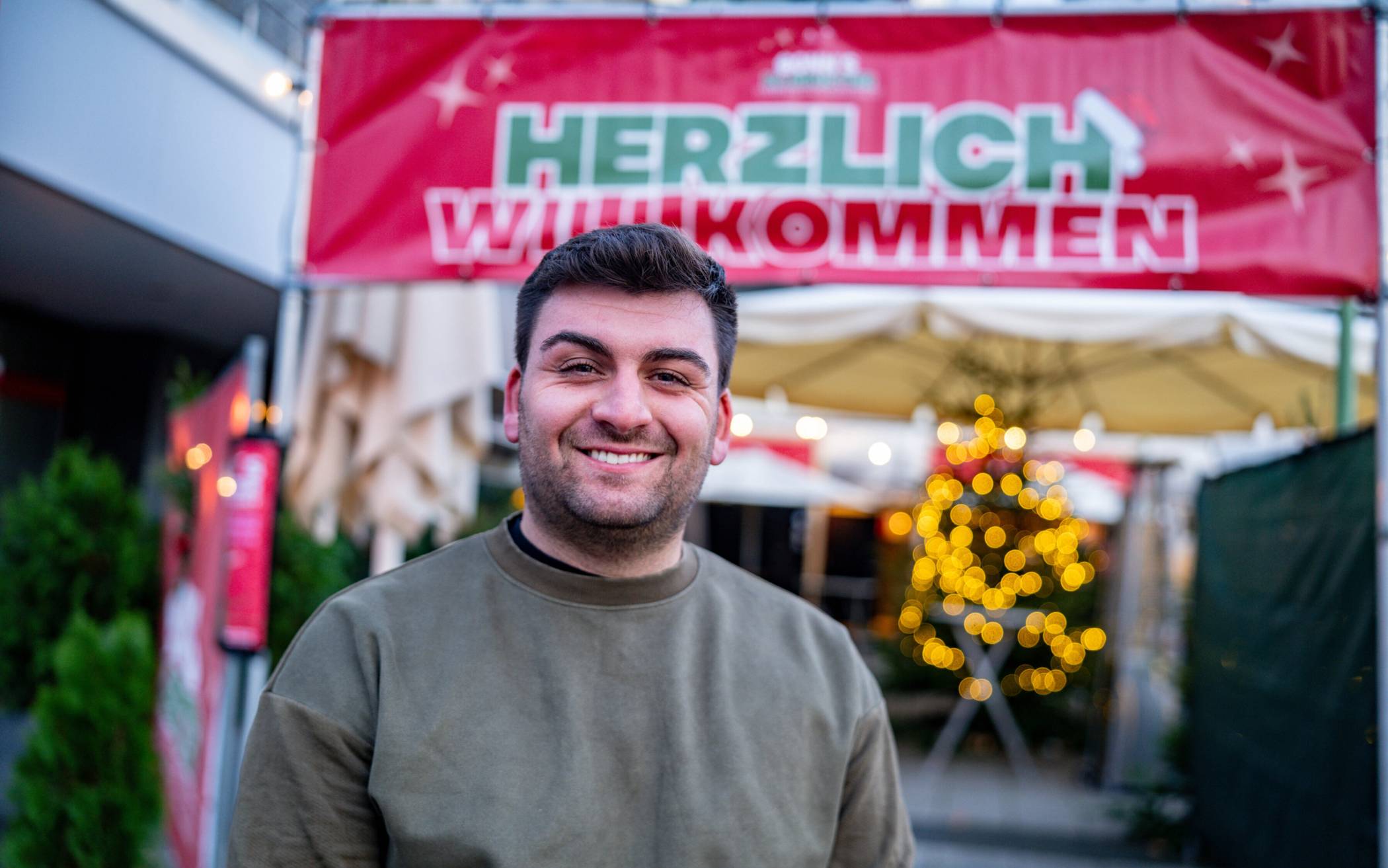 Zum Abschied veranstalten Fabio Granatella und seine Familie wie im vergangenen Jahr einen kleinen Weihnachtsmarkt vor der Eisdiele.