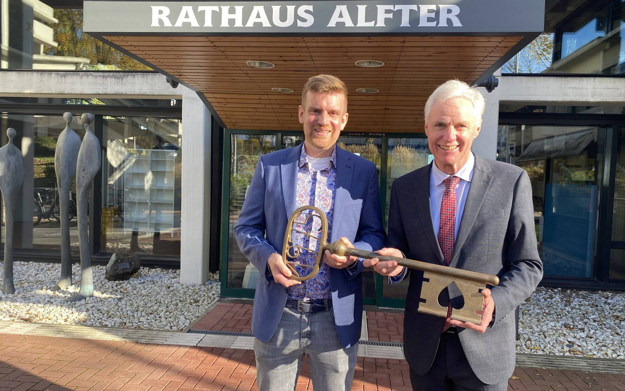  Symbolische Schlüsselübergabe: Rolf Schumacher (r.) übergibt das Bürgermeisteramt an Christian Lanzrath. 
