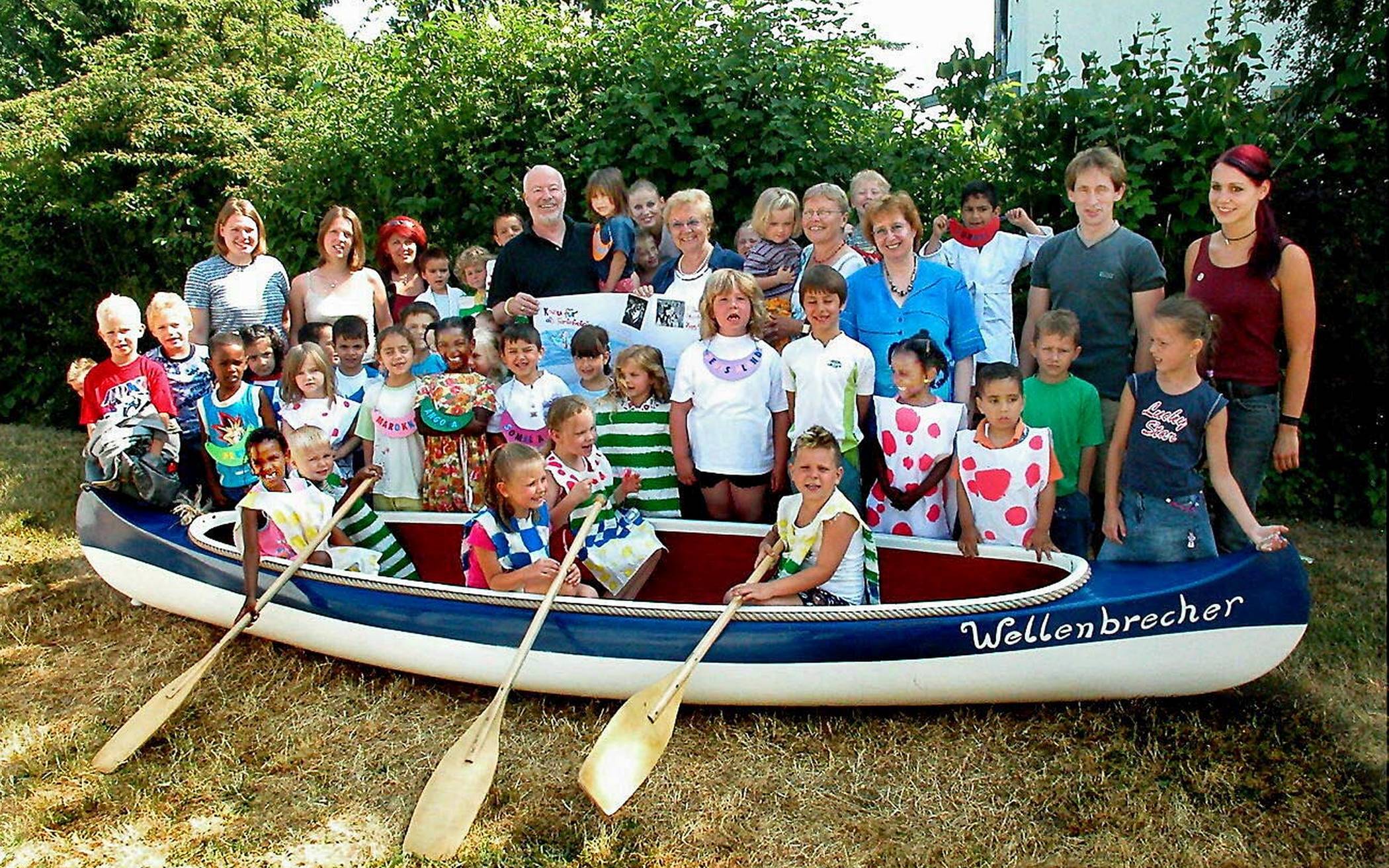 Rückblick: Bill Mockridge, Doris Meyer sowie die Gründungsmitglieder Gerda Pleuger und Karin Ahrens (Mitte von links) feierten mit Kindern und Betreuern der Kita Siemensstraße auch schon zehn Jahre Sterntaler Bonn und freuten sich damals über das gestiftete Kanu.