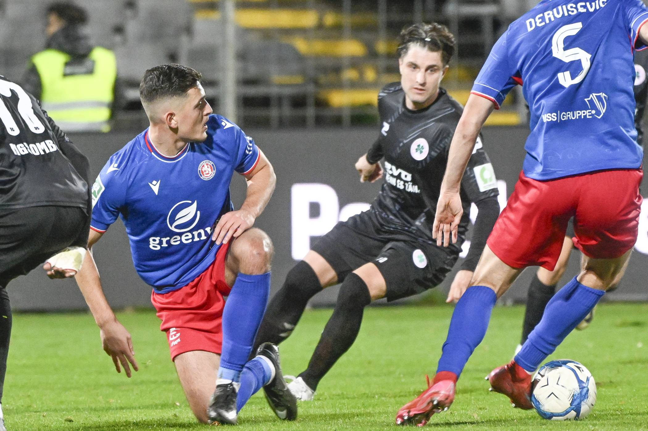  Auf Salmin Rebronja kommt gegen Düsseldorf im Mittelfeld noch mehr Arbeit zu. Kollege Celal Aydogan fehlt gesperrt. 