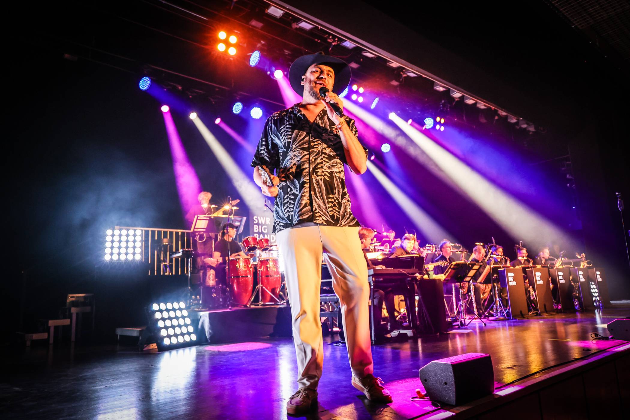  Max Mutzke und die SWR Big Band sorgen am Sonntag für Stimmung im NEW Kunstwerk. 