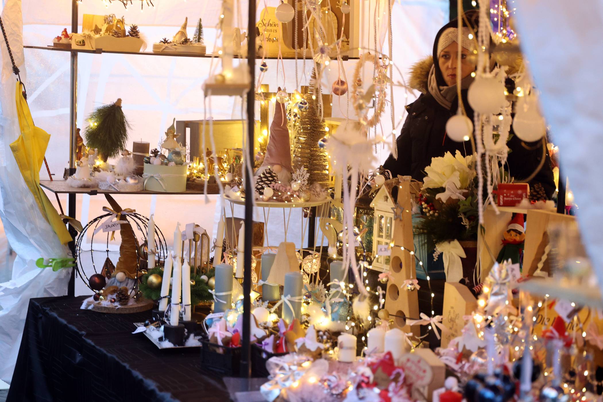  Einen familienfreundlichen Weihnachtsmarkt bietet das Zauberdorf der Hephata – wie bereits 2024 (Foto). Gäste können sich auf Dekorationen, Holzkunst und einen Zauberwald für kleine und größere Kinder freuen. 