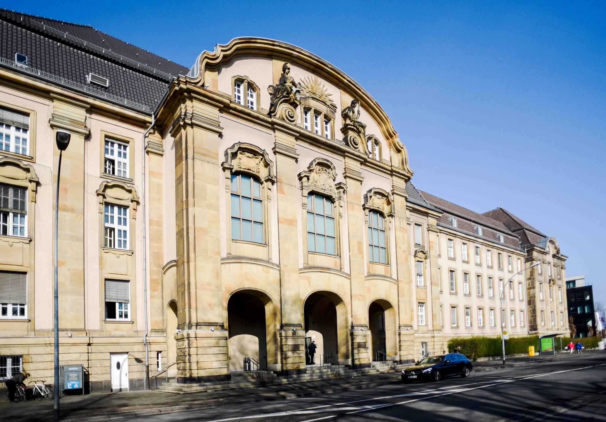 Vor dem Landgericht Mönchengladbach wird ein Pfarrer angeklagt.