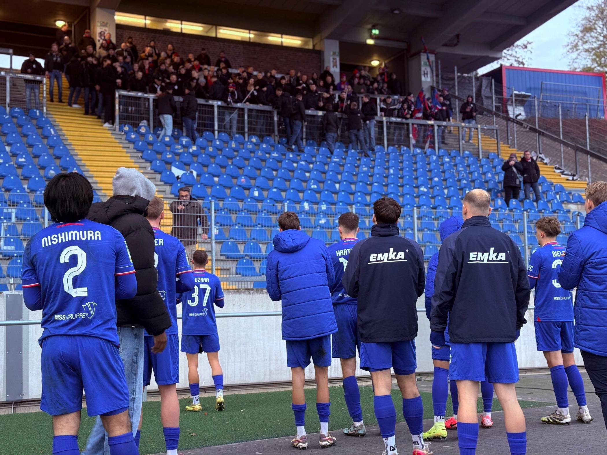 Von den Fans gab es nachher aufmunternden Beifall für das Team, das am Ende in Unterzahl leidenschaftlich verteidigt hatte.