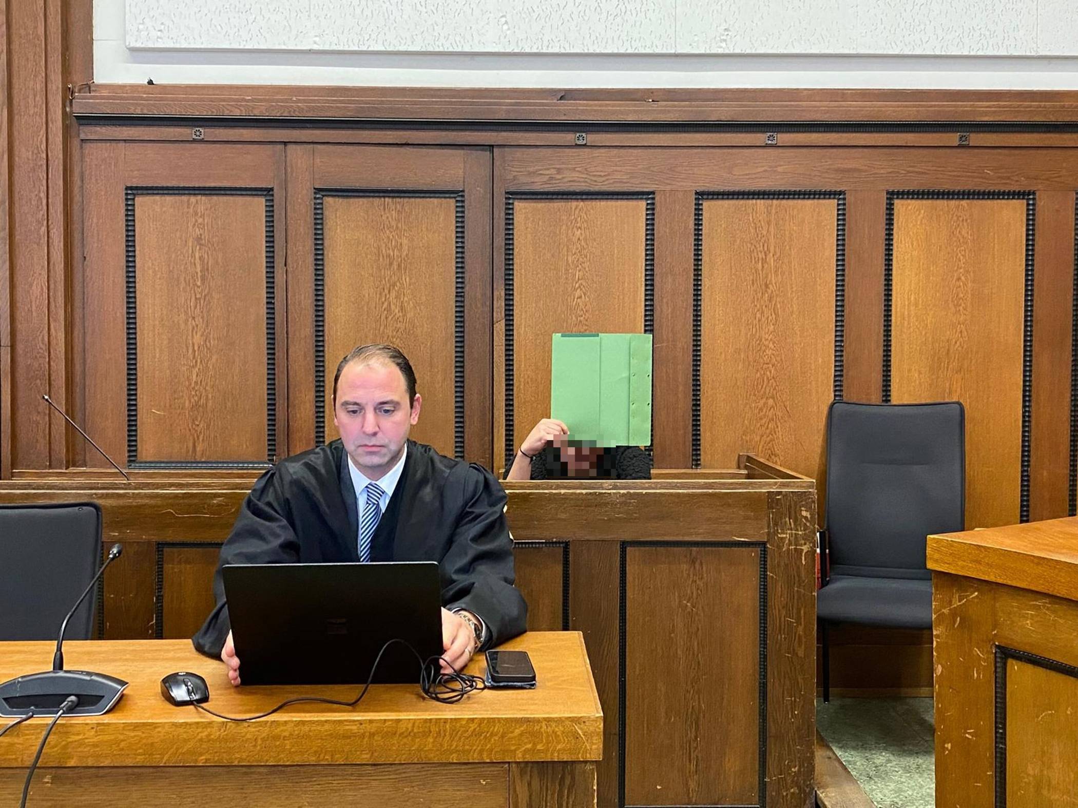  Der Angeklagte am ersten Verhandlungstag vor dem Landgericht Mönchengladbach. 