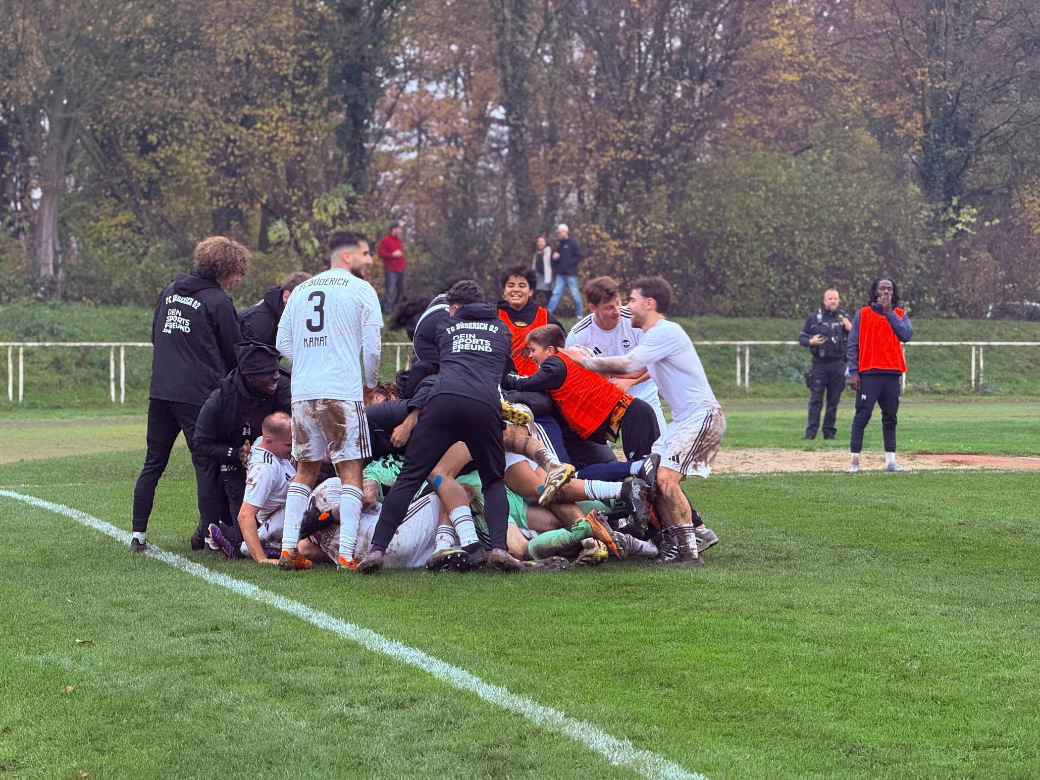 Büdericher Jubel nach dem Treffer in der Nachspielzeit. Dem WSV blieb nur tiefste Enttäuschung.