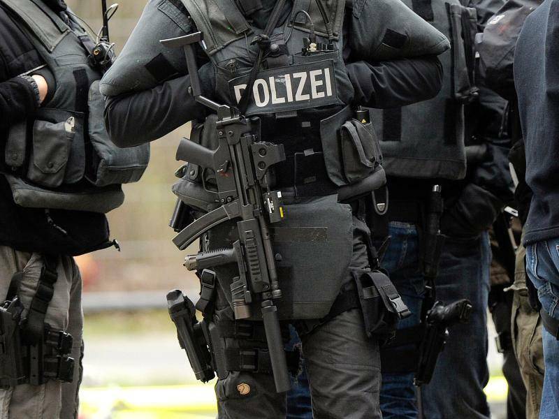 SEK-Einsatz in Köln - Frau überwältigt, Waffe gefunden