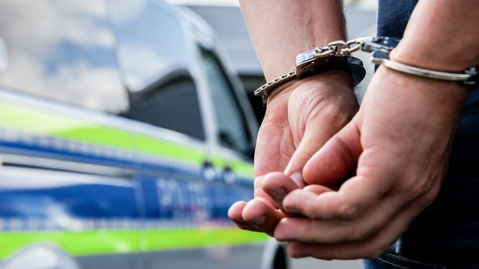 Mann greift wahllos Passanten in Dresden an