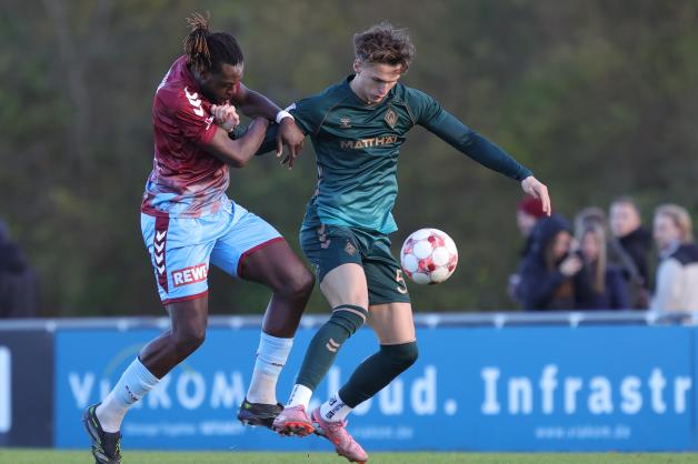 Wieder eine starke Partie bot Kevin Ntika (li.), hier im Duell mit Kevin Manthey.