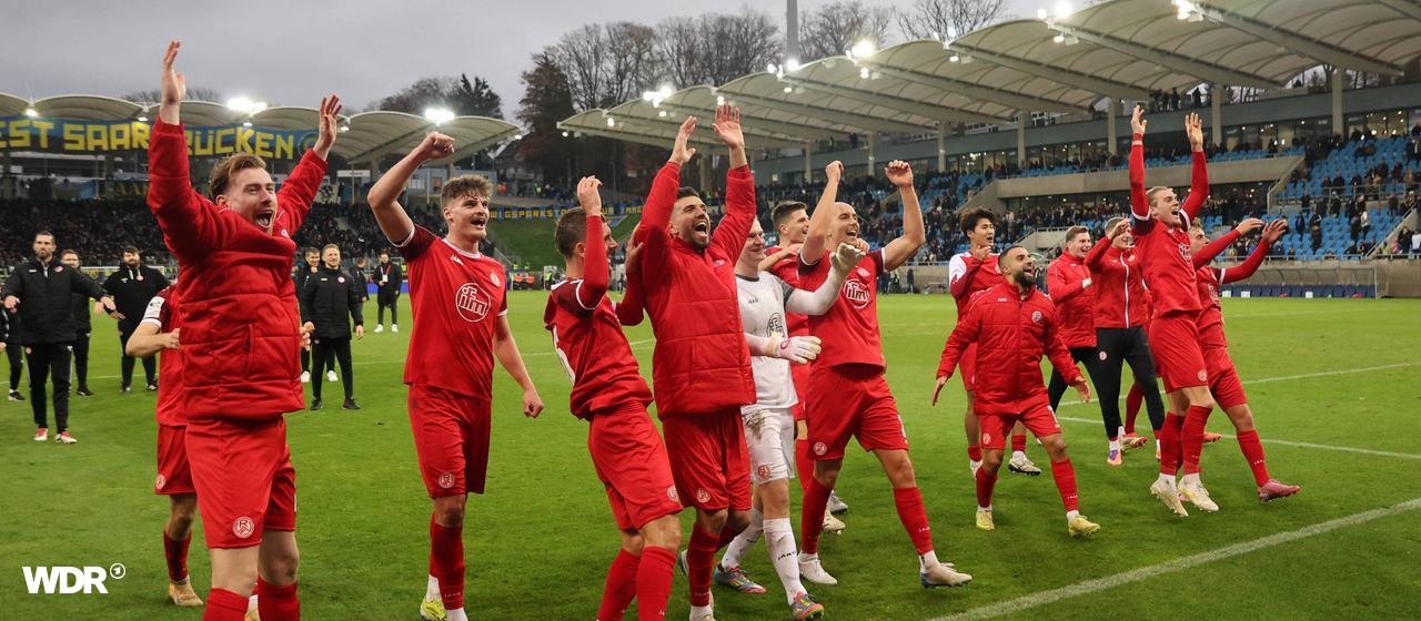 Die Mannschaft von Rot-Weiss Essen feiert ihren Sieg in Saarbrücken